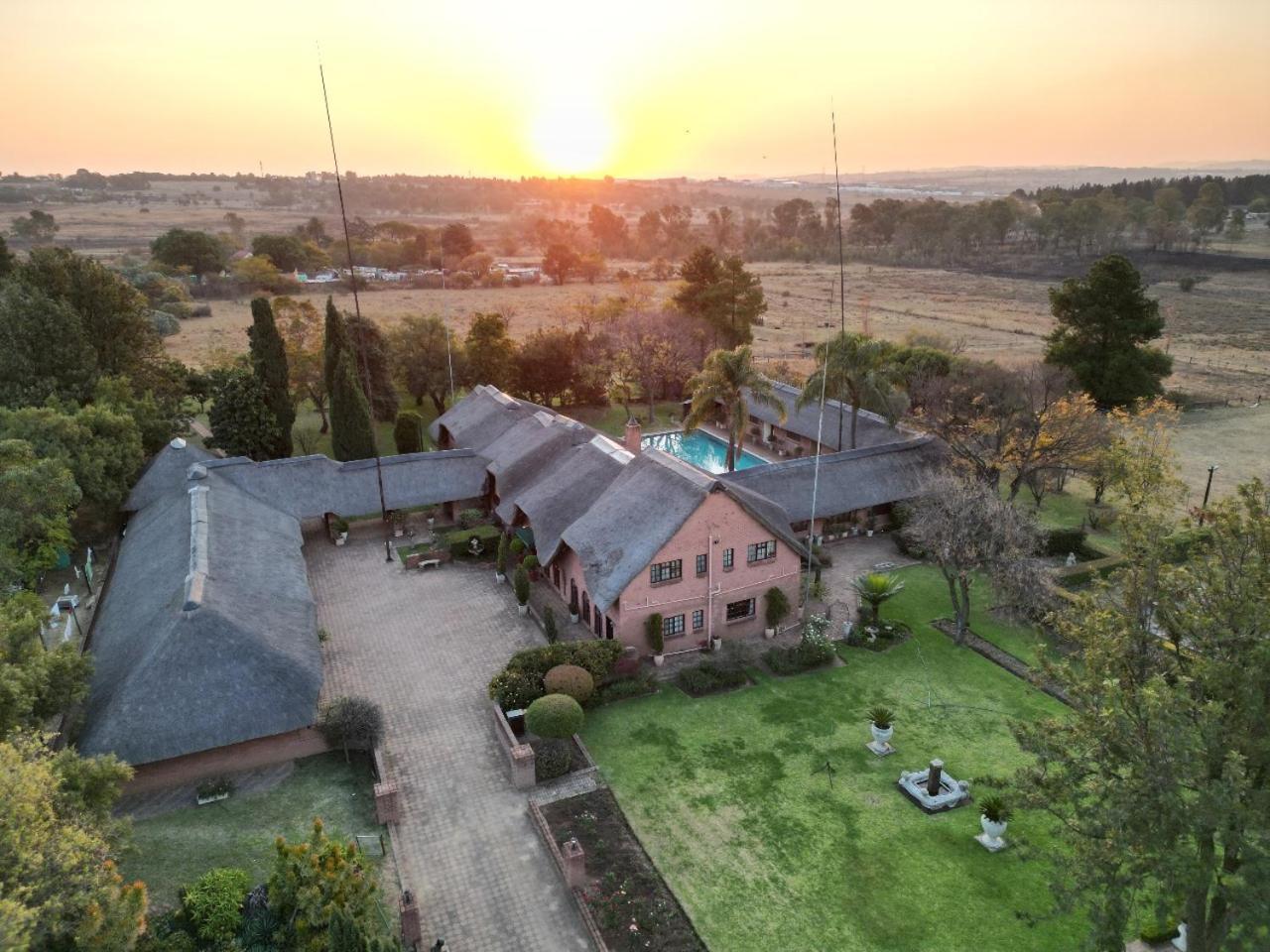 Owls Loft Guest House Midrand Exteriör bild